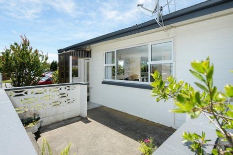 Photo of property in 2/92 Ngatai Road, Otumoetai, Tauranga, 3110