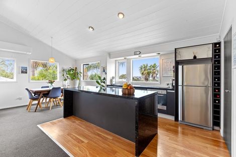 Photo of property in 141 Matipo Road, Te Atatu Peninsula, Auckland, 0610