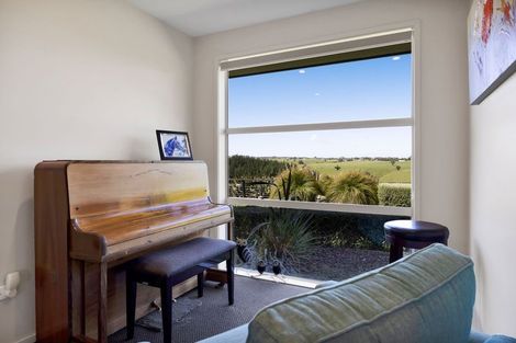 Photo of property in 253 Lwr Pitone Road, Pitone, New Plymouth, 4374