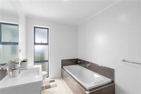 Photo of property in 16 Northmoor Boulevard, Rolleston, 7615