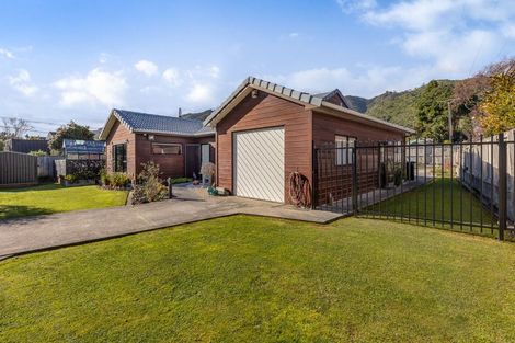 Photo of property in 19 Pehi Kupa Street, Waikanae, 5036