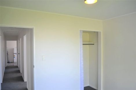 Photo of property in 21 Kingsbridge Place, Newlands, Wellington, 6037