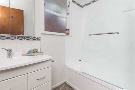 Photo of property in 5 Catherine Crescent, Paparangi, Wellington, 6037