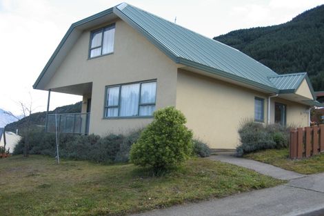 Photo of property in 2 Wye Place, Fernhill, Queenstown, 9300