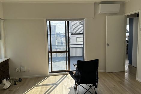 Photo of property in 1/8 Raeben Avenue, Hillcrest, Auckland, 0627