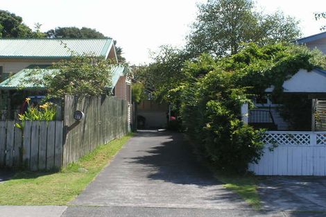 Photo of property in 1/28 Gladstone Road, Northcote, Auckland, 0627