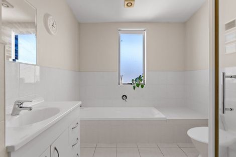 Photo of property in 4/3 Hulme Place, Henderson, Auckland, 0612