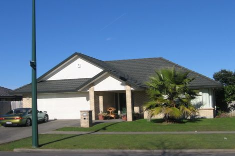 Photo of property in 100 Moyrus Crescent, East Tamaki Heights, Auckland, 2016