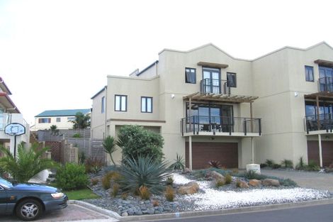 Photo of property in 16 Provence Esplanade, Te Atatu Peninsula, Auckland, 0610