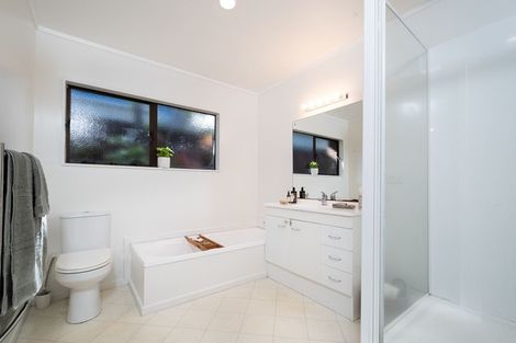 Photo of property in 11 Javelin Place, West Harbour, Auckland, 0618
