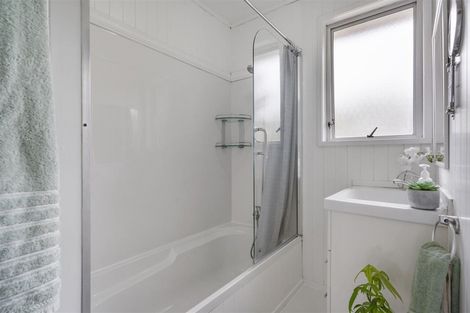 Photo of property in 62 Hellyers Street, Birkdale, Auckland, 0626