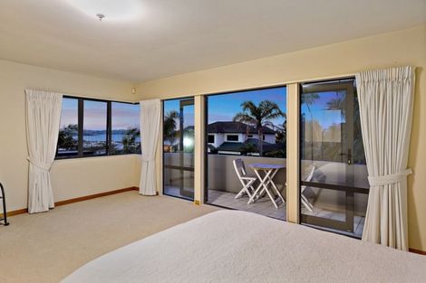 Photo of property in 3 Lupetti Rise, West Harbour, Auckland, 0618