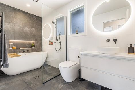 Photo of property in 2/269a Great North Road, Henderson, Auckland, 0612