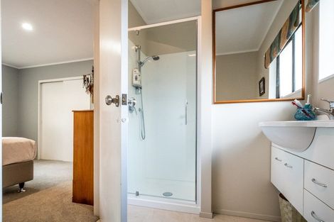 Photo of property in 7 Juneau Place, Glendene, Auckland, 0602