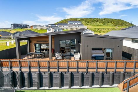 Photo of property in 16 Te Hoiere Street, Aotea, Porirua, 5024