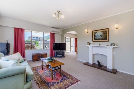 Photo of property in 6 Rewarewa Crescent, Waikanae, 5036