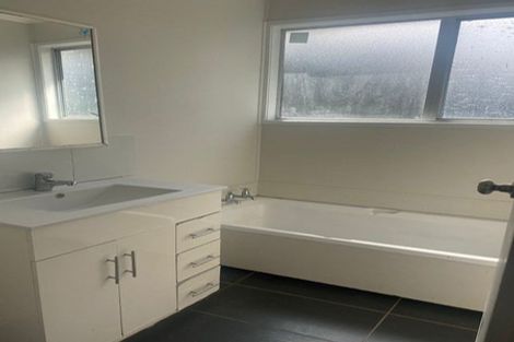 Photo of property in 2 Adel Place, Weymouth, Auckland, 2103
