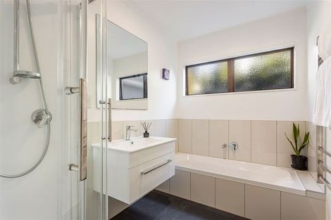 Photo of property in 60 Rhinevale Close, Henderson, Auckland, 0612