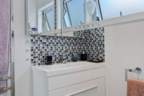 Photo of property in 1/4a Dallinghoe Crescent, Milford, Auckland, 0620
