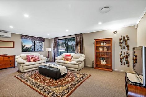 Photo of property in 6 Lupetti Rise, West Harbour, Auckland, 0618