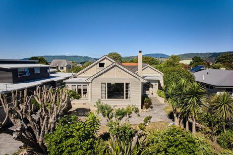 Photo of property in 135 Seaview Road, Paraparaumu Beach, Paraparaumu, 5032