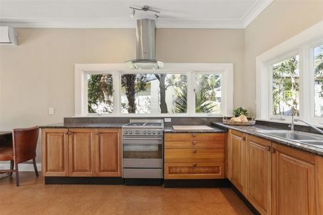 Photo of property in 18 Gill Avenue, Te Atatu Peninsula, Auckland, 0610