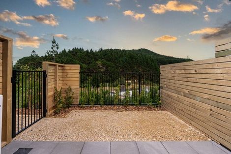 Photo of property in 92 Ara Paiwhenua, Tawa, Wellington, 5028