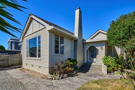 Photo of property in 135 Seaview Road, Paraparaumu Beach, Paraparaumu, 5032
