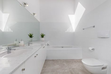 Photo of property in 25 Oakpark Place, West Harbour, Auckland, 0618