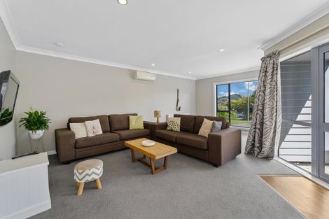 Photo of property in 40 Joseph Banks Drive, Whitby, Porirua, 5024