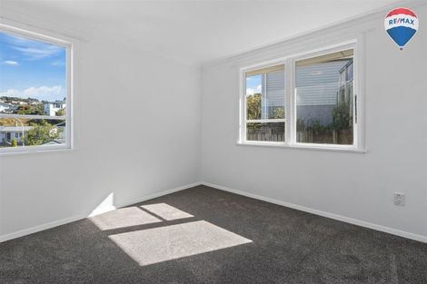 Photo of property in 43 Stewart Drive, Newlands, Wellington, 6037