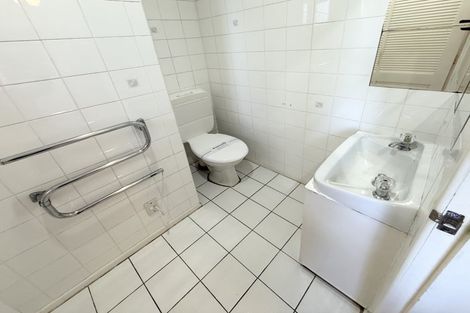 Photo of property in 1 Sunnynook Road, Forrest Hill, Auckland, 0620