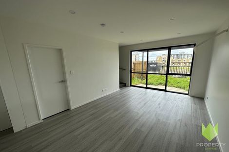 Photo of property in 14 Dorothy Thorpe Way, New Lynn, 0600