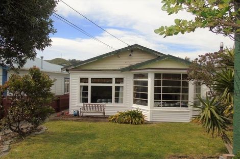 Photo of property in 83 Eden Street, Island Bay, Wellington, 6023