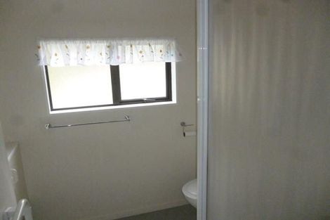 Photo of property in 8a Kingsclere Place, Goodwood Heights, Auckland, 2105