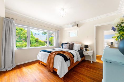 Photo of property in 33 Old Lake Road, Narrow Neck, Auckland, 0624