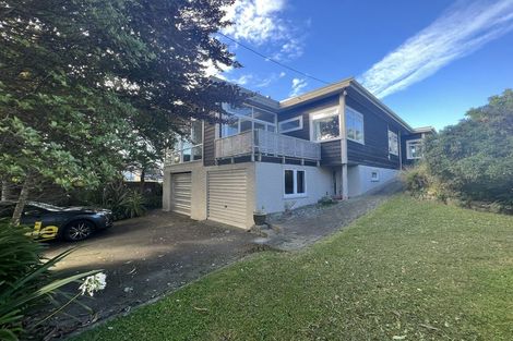 Photo of property in 28 Singers Road, Korokoro, Lower Hutt, 5012