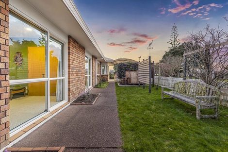 Photo of property in 48 Settlers Grove, Orewa, 0931