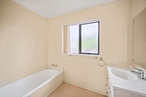 Photo of property in 9a Karamu Street, Te Atatu Peninsula, Auckland, 0610