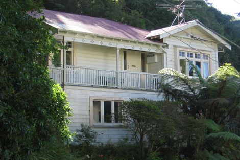 Photo of property in 16 Governor Road, Northland, Wellington, 6012