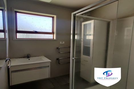 Photo of property in 2/41 Challen Close, Conifer Grove, Takanini, 2112