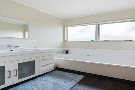 Photo of property in 208 Mahia Road, Weymouth, Auckland, 2103
