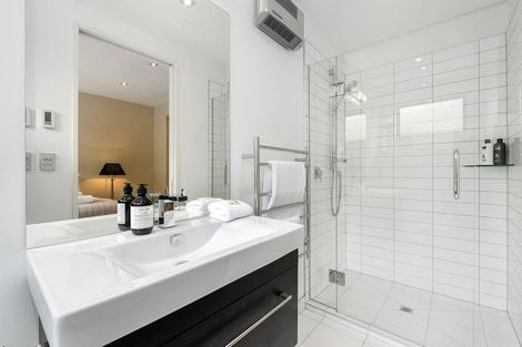 Photo of property in 8a Hallenstein Street, Queenstown, 9300