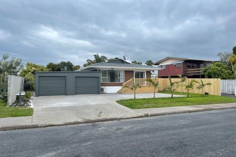Photo of property in 24 Walton Street, Red Beach, 0932