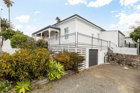 Photo of property in 27 Napier Terrace, Hospital Hill, Napier, 4110