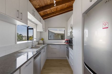 Photo of property in 1/66 Trias Road, Totara Vale, Auckland, 0629