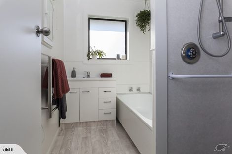 Photo of property in 320 Memorial Avenue, Burnside, Christchurch, 8053