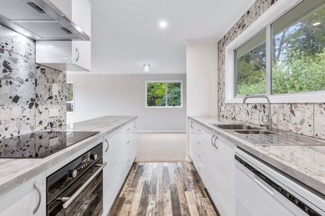 Photo of property in 2/94 Kaurilands Road, Titirangi, Auckland, 0602