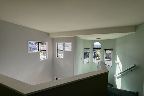 Photo of property in 6 Bennett Grove, Newlands, Wellington, 6037