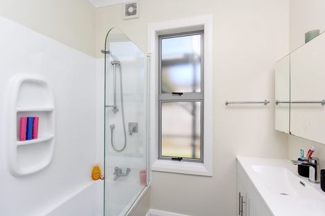 Photo of property in 14 Calvert Road, Moturoa, New Plymouth, 4310